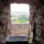 Fenster mit schoener Deko und schoener Weitsicht